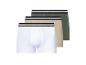 Trois caleçons boxeurs pour homme en blanc, beige et vert.