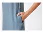 Robe chemise en jean bleu clair.