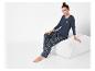 Femme en pyjama bleu à imprimé floral