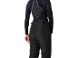 Femme de dos en haut thermique noir et pantalon de ski noir.