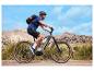 Un homme roule à vélo électrique Orbea dans un paysage montagneux.
