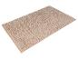 Un tapis de bain beige avec une texture douce.