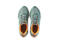 Une paire de baskets Crivit vert foncé avec des accents orange.