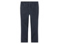 Un jean bleu foncé avec une taille élastique.