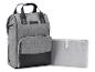Un sac à dos gris Osann avec un matelas à langer assorti.