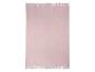 Douce couverture rose en tricot avec des franges.