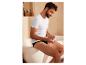 Un homme en t-shirt blanc et caleçon noir dans une salle de bain.