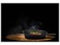 Poêle GSW Black Iron BBQ 26cm avec steak grésillant et romarin sur table en bois.