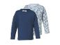 Deux t-shirts à manches longues pour enfants, un bleu marine et un bleu clair avec des motifs de voitures.