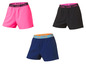 Trois shorts de sport en rose, noir et bleu foncé avec le logo Relive.