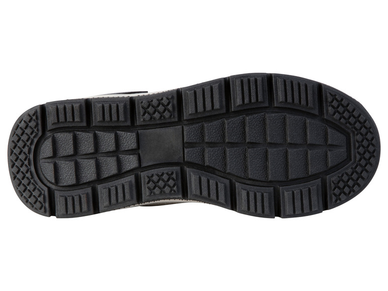La semelle d'une sneaker noire avec un profil épais.