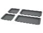 Quatre moules de cuisson en silicone gris, rectangulaires et carrés, sur fond blanc.