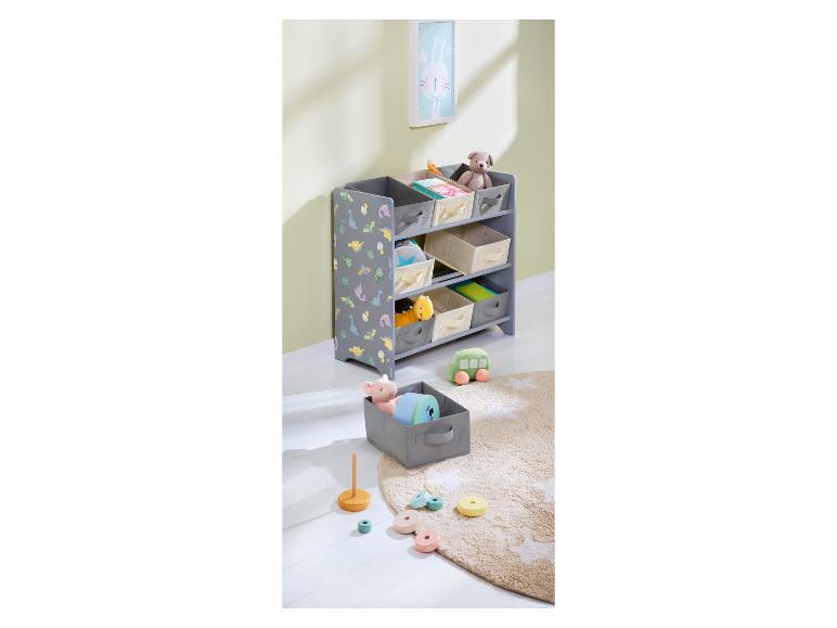 Armoire de rangement grise avec imprimé de dinosaures remplie de jouets et de livres.