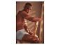 Homme en boxer gris clair assis sur une chaise en bois.