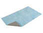 Un tapis de bain bleu avec un motif incurvé.