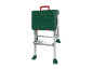 Escabeau pliant vert et rouge avec un plateau texturé et des marches argentées