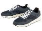 Deux paires de baskets bleu marine, style décontracté.