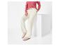 Pantalon blanc avec un logo K et un pull rose.