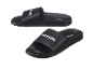 Une paire de tongs noires Parkside.
