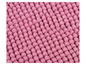 Tapis de bain rose avec des boules moelleuses.