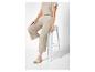 Ensemble top et pantalon amples beige, sandales tressées.