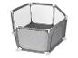 Un parc pour bébé gris avec des panneaux en maille.
