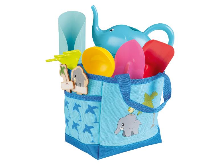 Un sac bleu avec des poignées, rempli de jouets pour enfants, y compris un arrosoir en forme d'éléphant.