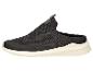 Chaussures slip-on en maille noire avec semelle blanche et accents verts.