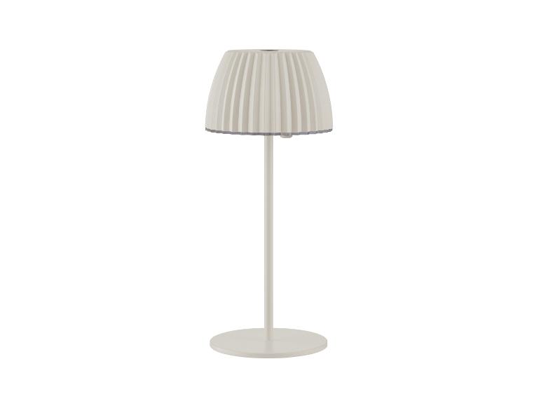 Lampadaire blanc avec abat-jour plissé.