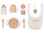 Ensemble de jouets en bois pour bébé avec biberon, tasse, bavoir et ustensiles.