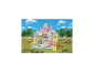 Ensemble de jeu crèche en forme de château avec figurines d'animaux et toboggan dans un jardin.