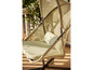 Un fauteuil suspendu vert avec un coussin.
