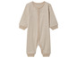 Une combinaison bébé rayée beige à manches longues.