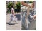 Un élégant sac de voyage dans un décor urbain.