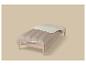 Couette et drap beiges sur un lit en bois.