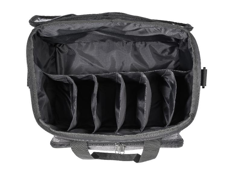 Un sac gris ouvert avec plusieurs compartiments.