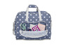 Un sac bleu à pois blancs contenant des fournitures de couture, comme des ciseaux, des boutons et du tissu.