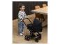 Un enfant pousse une élégante poussette Cybex.