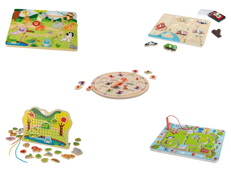 Cinq jouets en bois, dont un labyrinthe d'animaux, un puzzle de véhicules, une horloge, une planche à lacer et un labyrinthe de perles.