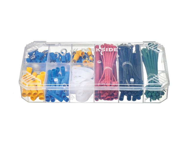 Assortiment de cosses électriques et de serre-câbles dans un organisateur transparent.