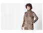 Une femme porte un ensemble de survêtement en velours marron, comprenant une veste et un pantalon.