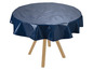 Une nappe bleue sur une table ronde en bois.