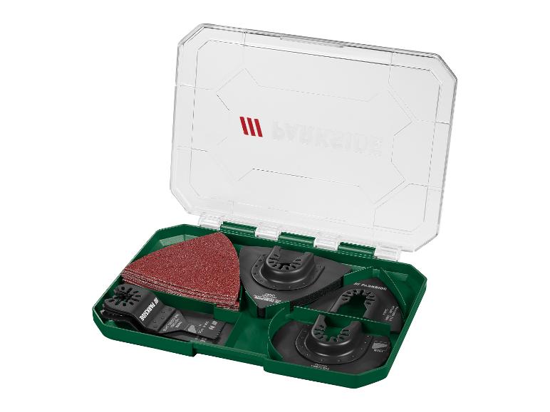 Kit d'accessoires pour outil multifonction avec lames de scie, grattoirs et papier de verre dans un étui vert.
