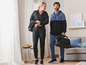 Un homme et une femme portant des vêtements de sport Crivit avec des sacs de sport.