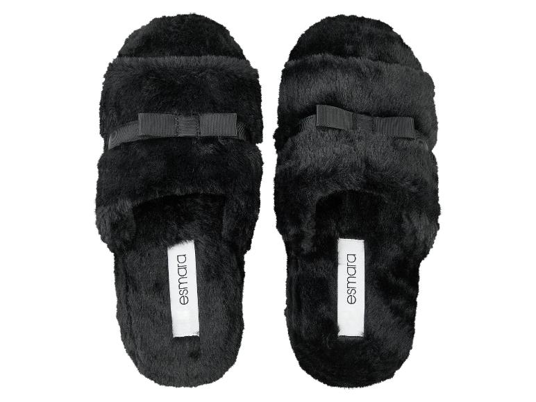 Deux paires de pantoufles noires avec un nœud d'Esmara.