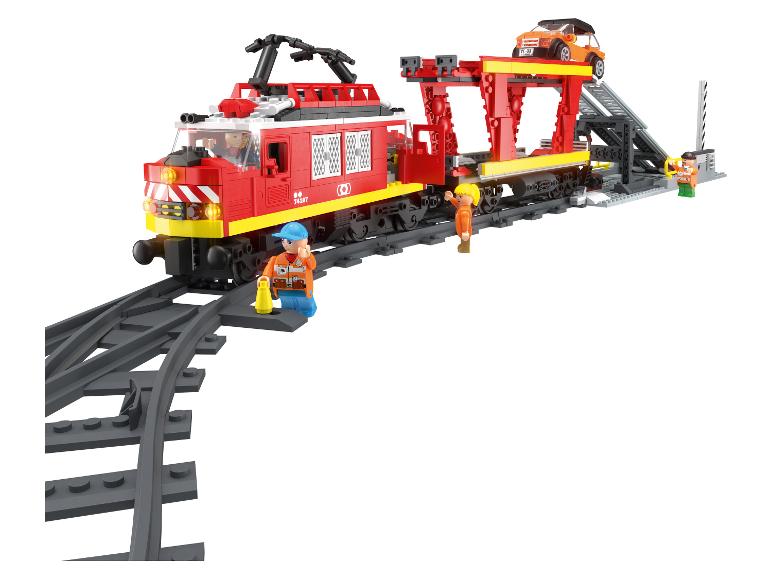Ensemble de train jouet avec une locomotive rouge, un wagon de marchandises avec une voiture orange et des figurines.