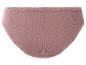 Une culotte rose avec de la dentelle.