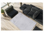 Un tapis gris et un canapé modulaire noir dans un intérieur moderne.