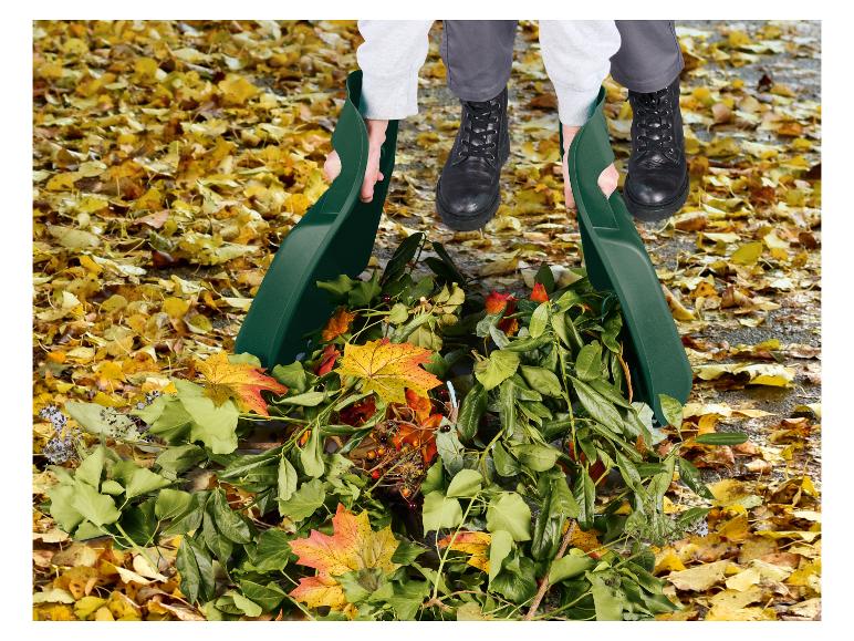 Deux pelles à feuilles vertes ramassant des feuilles mortes et des déchets de jardin.