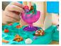 Mains d'enfant jouant avec de la pâte à modeler colorée, créant des formes comme des fleurs et des bretzels.